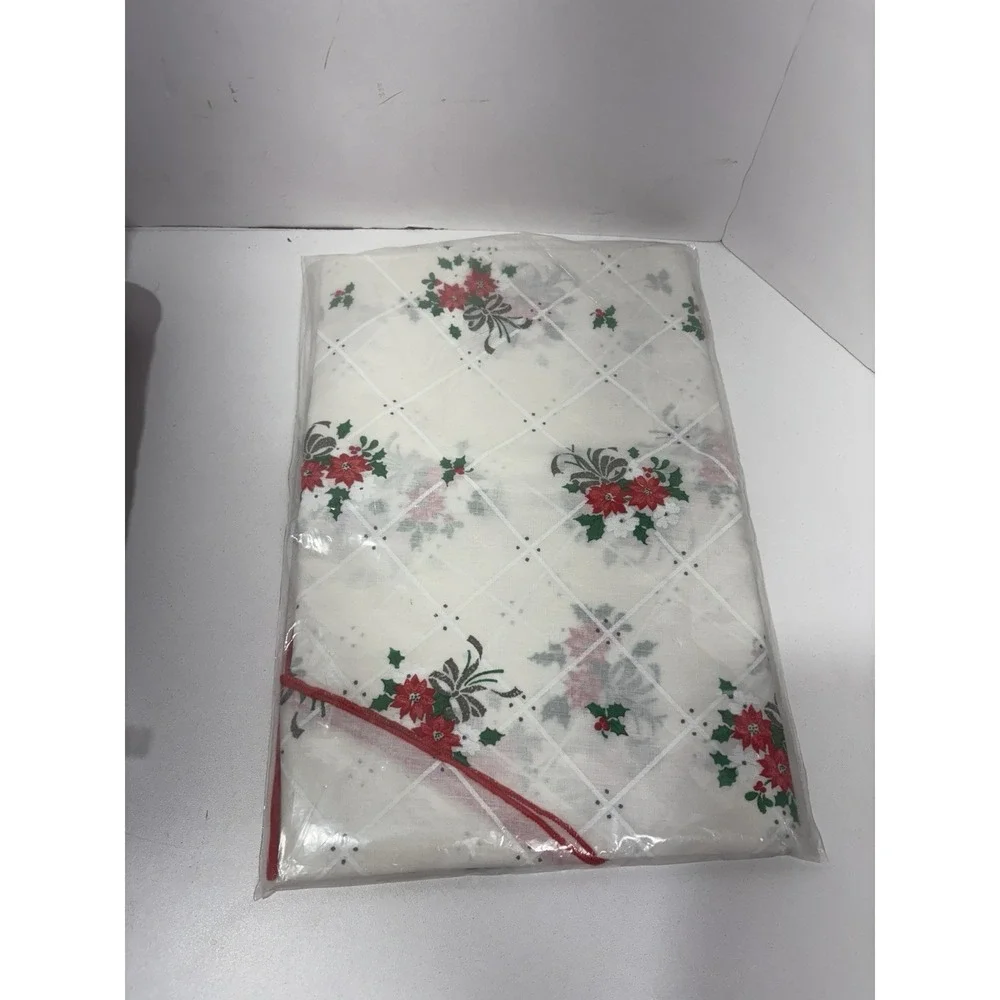 Petite Poinsettia By‎ Royal Made Tablecloth 70